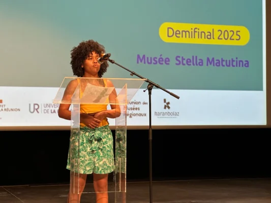 Candidat 19 capturant l’attention du public lors de la demi-finale