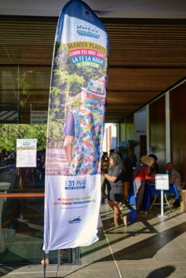 Banderole annonçant la Journée mondiale de la diversité culturelle, avec le slogan en créole réunionnais