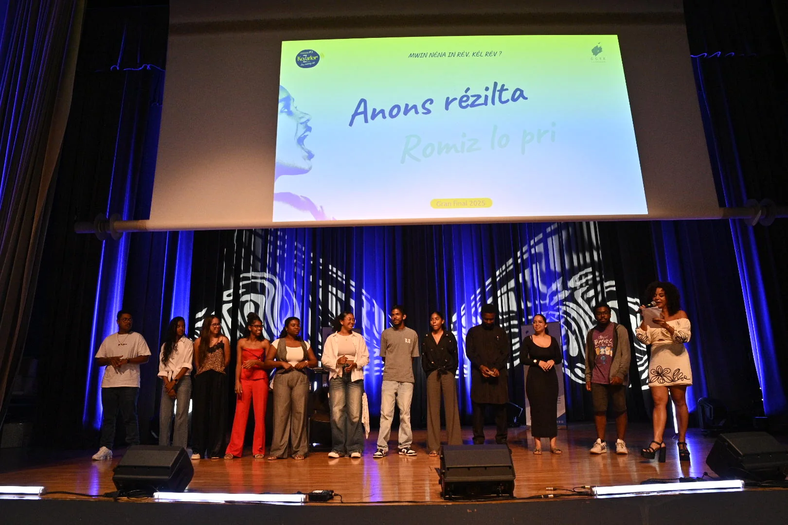 Finalistes du concours KoZarlor 2024 sur scène lors de l'annonce des résultats à La Réunion