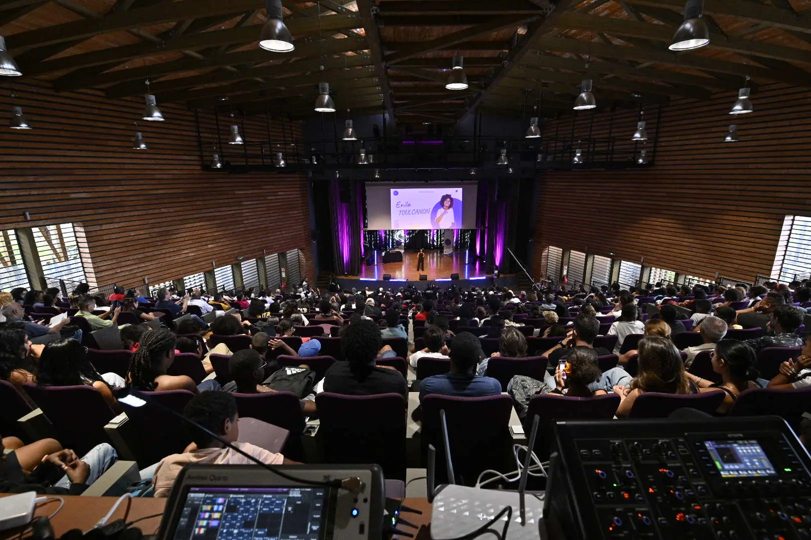 Vue d’ensemble de l’auditorium rempli lors de la finale du concours KoZarlor.