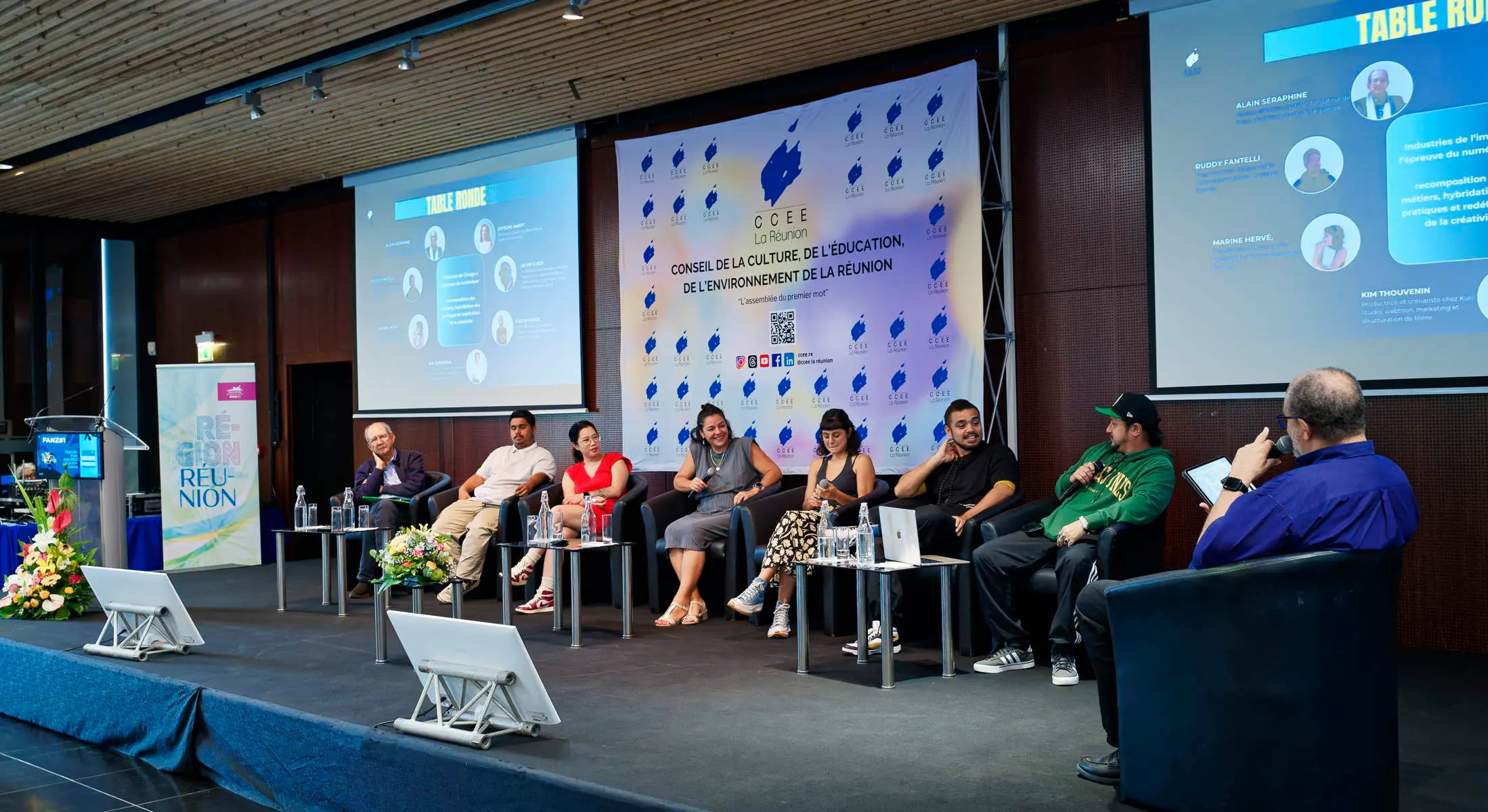 Intervenants de la deuxième table ronde du FANZ#1 organisée par le CCEE au MOCA Montgaillard, échangent sur les industries de l’image à l’épreuve du numérique, la créativité et les nouveaux métiers visuels à La Réunion.