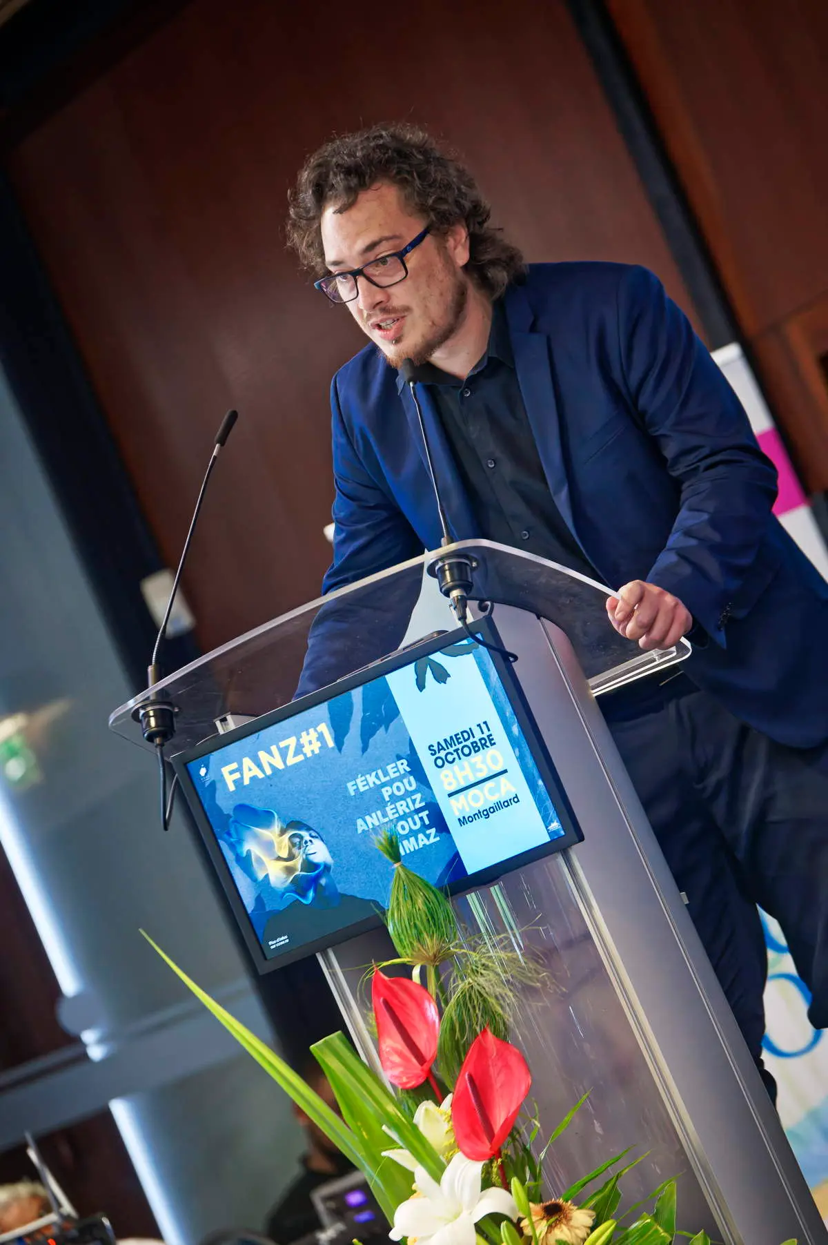 Loïc Manglou, président de la Commission Audiovisuel et Numérique du CCEE, prononce le discours d’ouverture du FANZ#1 au MOCA Montgaillard.