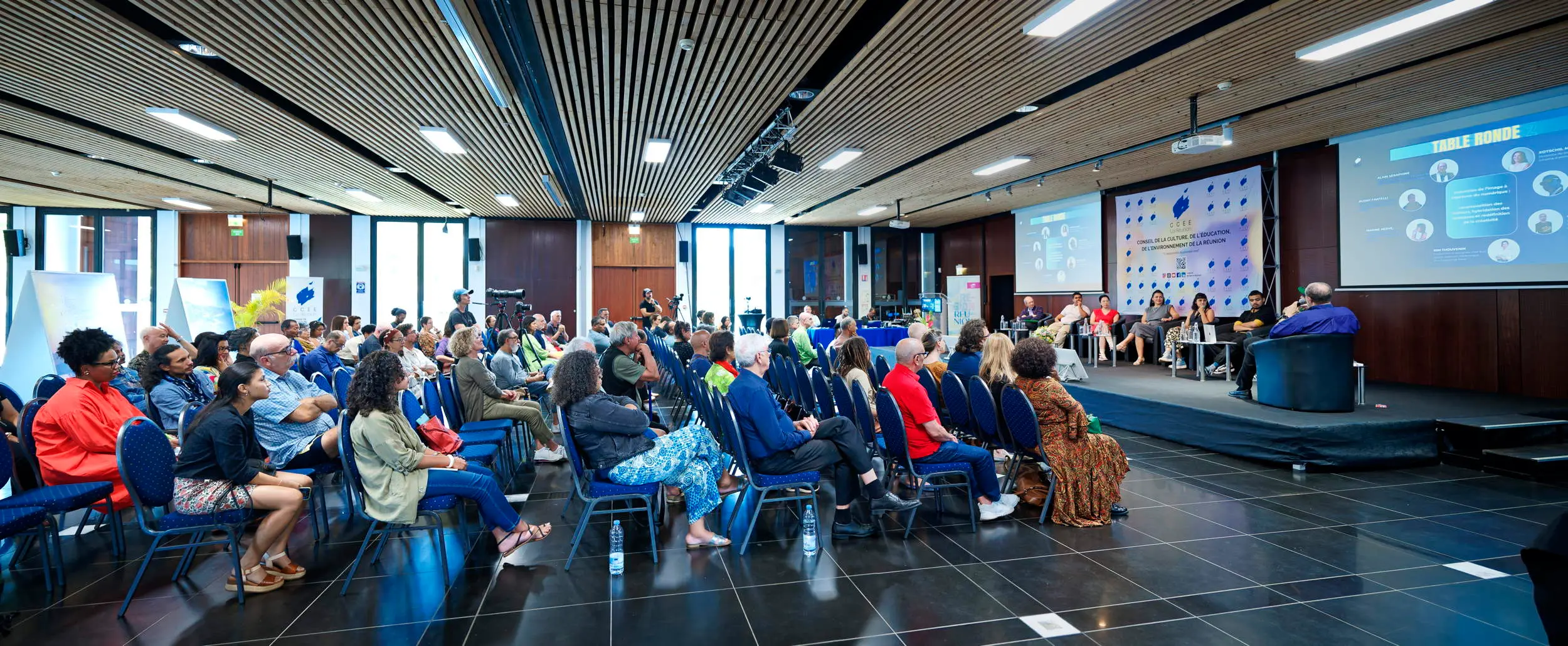 Vue d’ensemble de la salle du MOCA Montgaillard lors du FANZ#1 organisé par le CCEE, montrant le public attentif face aux intervenants de la table ronde consacrée aux industries de l’image et à la création numérique à La Réunion.