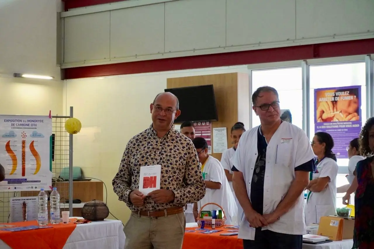 e directeur du CCEE présente un recueil de fonnkèr lors d’une animation du service addictologie du CHU de La Réunion, dans le cadre du Mois sans tabac 2025.