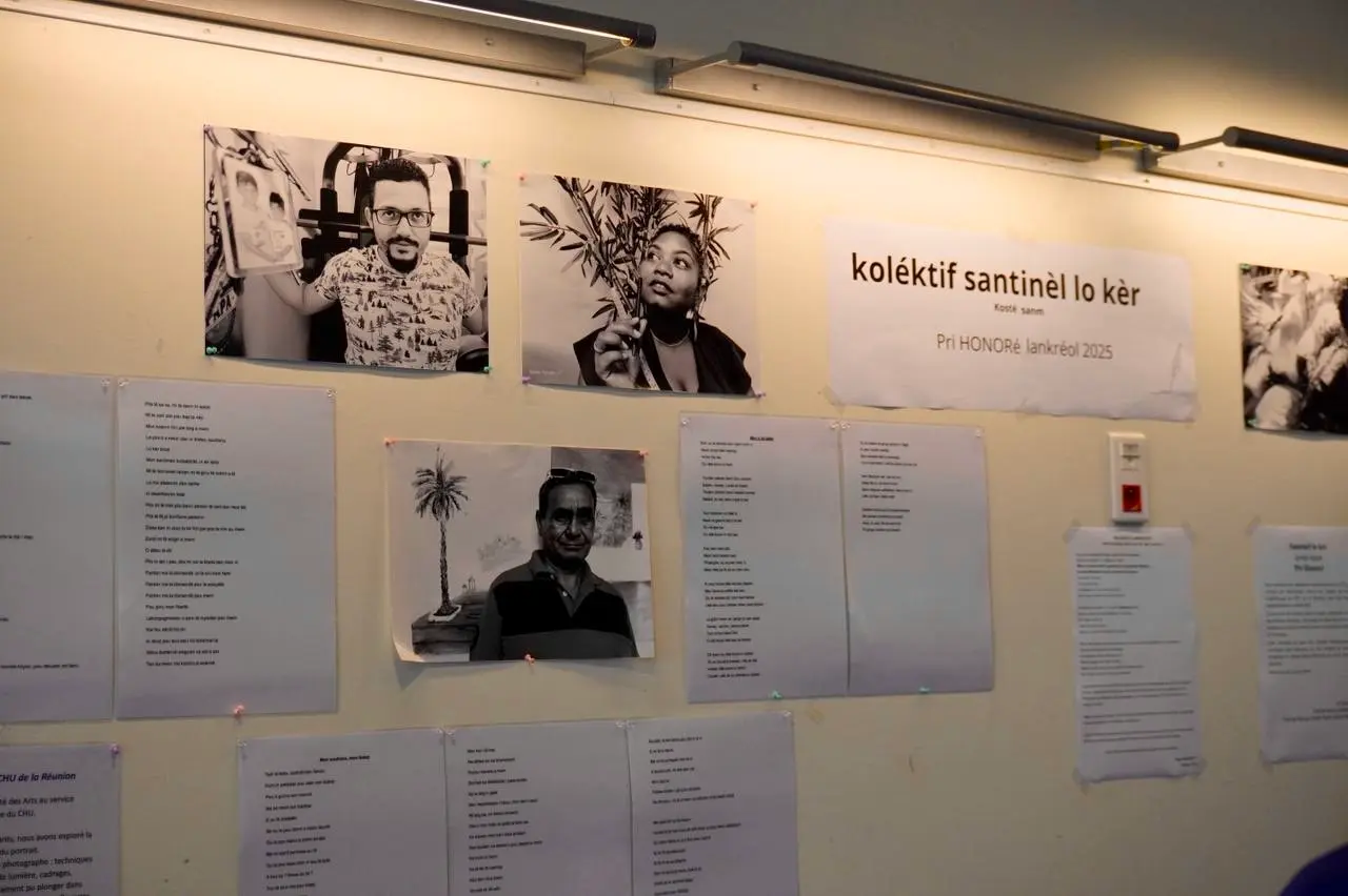 Mur d’exposition au CHU de La Réunion présentant les portraits photographiques et les textes de fonnkèr du collectif « Santinèl lo kèr », réalisés dans le cadre du dispositif Micro-Folie et du Mois sans tabac 2025.
