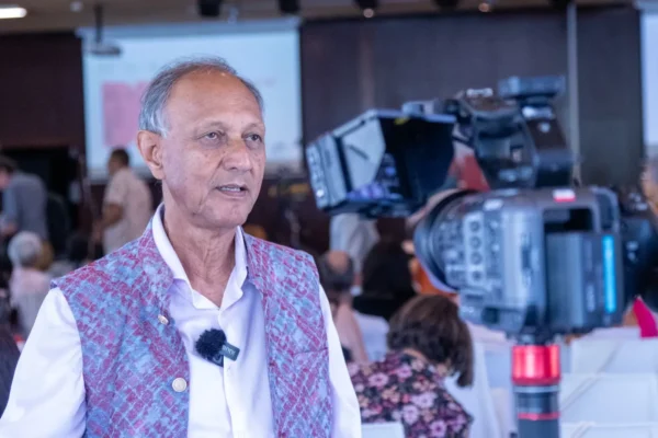 Roger Ramchetty répondant à une interview face caméra lors du Pri Honoré LanKRéol 2025.