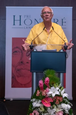 Dominique CARRERE prononçant un discours au pupitre lors du Pri Honoré LanKRéol 2025.