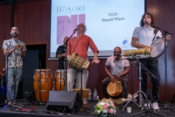 Danýel Waro et musiciens en performance lors du Pri Honoré LanKRéol 2025.