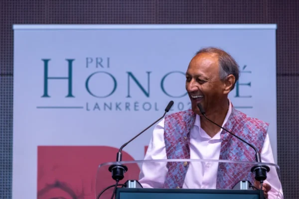 Roger Ramchetty s’exprimant au pupitre lors du Pri Honoré LanKRéol 2025.