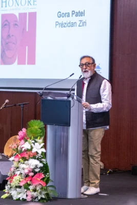 Gora Patel prononçant un discours lors du Pri Honoré LanKRéol 2025