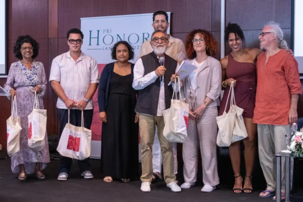 Participants posant avec des sacs remis lors du Pri Honoré LanKRéol 2025.