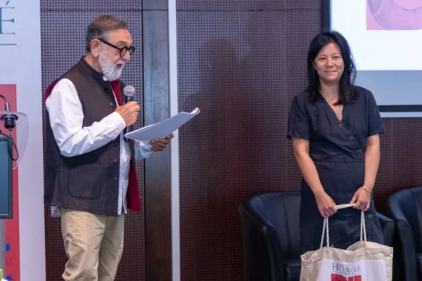 Gora patel lisant un texte aux côtés d’une participante lors du Pri Honoré LanKRéol 2025.