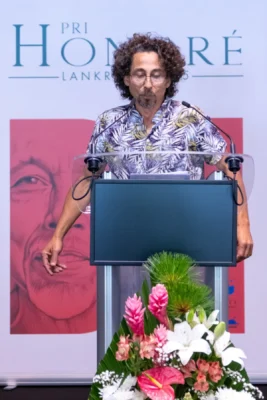 Un intervenant s’exprimant au pupitre lors du Pri Honoré LanKRéol 2025.