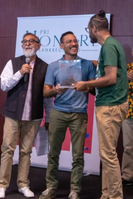 Remise d’un trophée lors du Pri Honoré LanKRéol 2025.