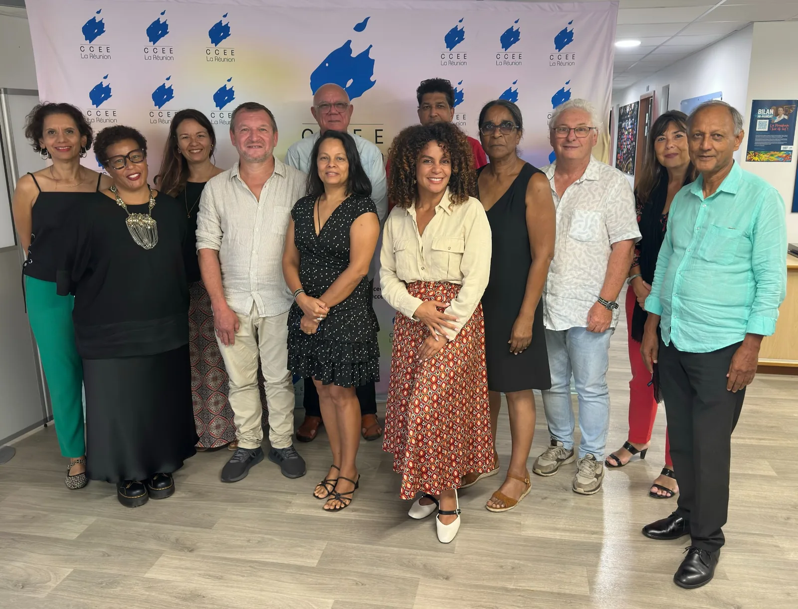 Groupe de personnes posant devant un kakémono du CCEE La Réunion.