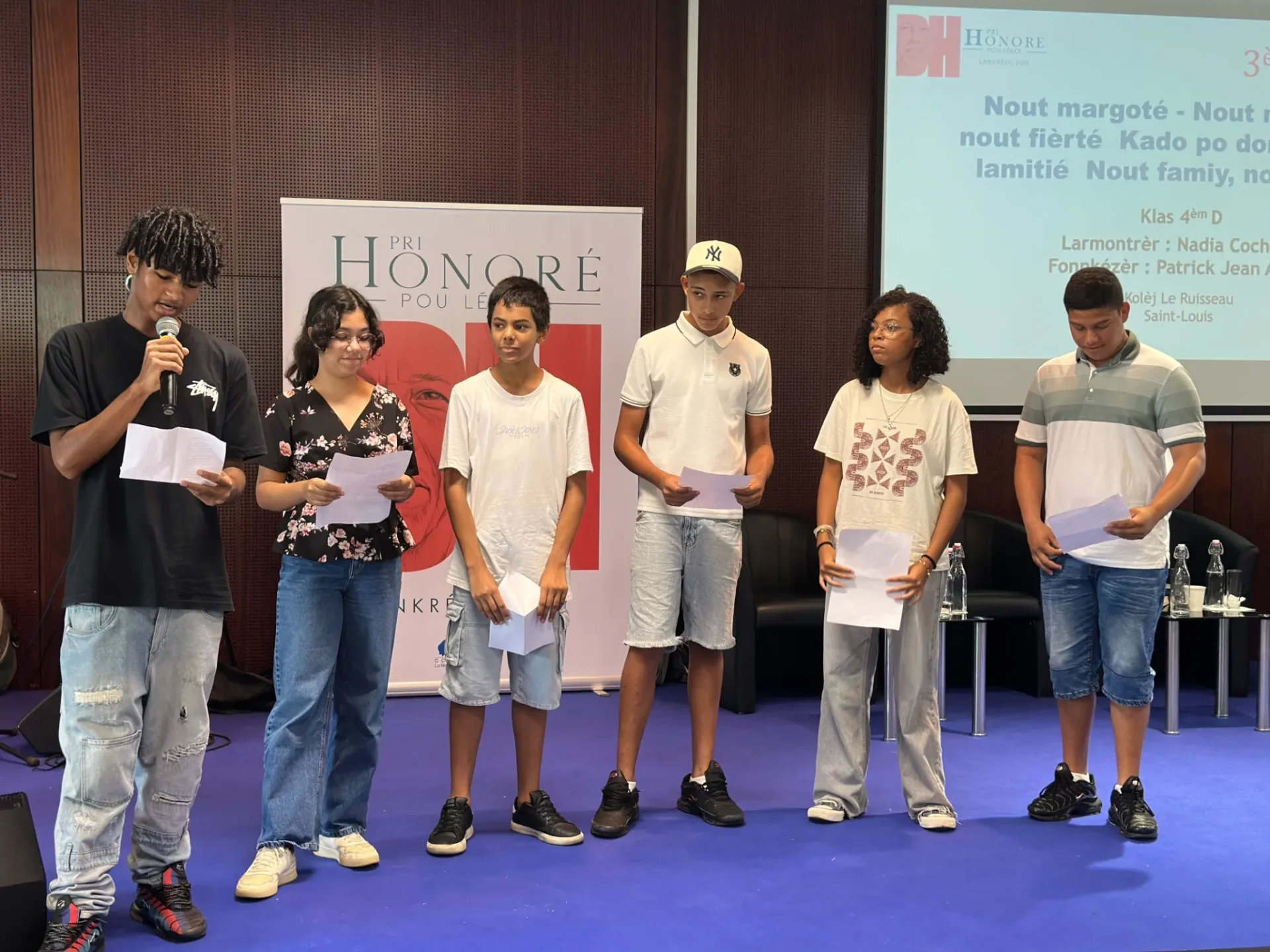 Six collégiens du Collège Le Ruisseau de Saint-Louis sur scène au MoCA, lisant leurs textes en créole réunionnais lors de la remise du 3ème Prix Kolèj du Pri Honoré pou lékol 2026