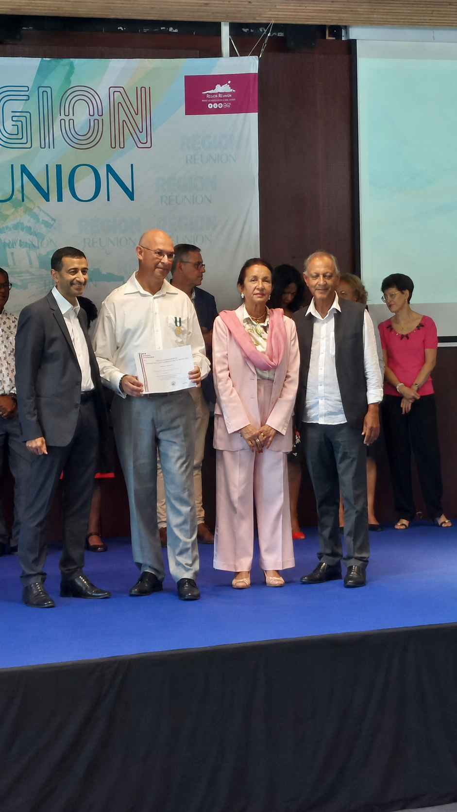 Mickaël Maillot entouré des représentants officiels lors de la remise de la Médaille de Vermeil organisée par la Région Réunion.
