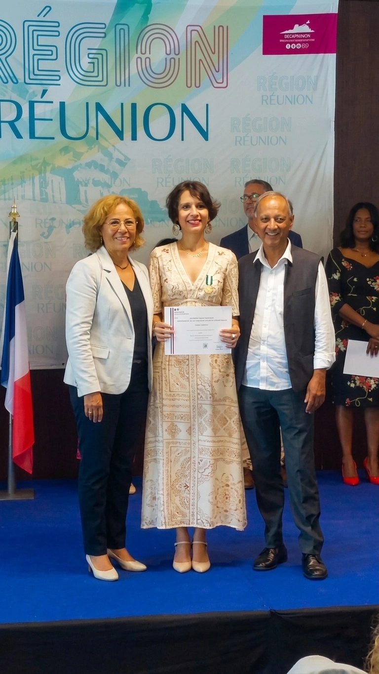 Bernadette Bertil reçoit la Médaille de Vermeil lors d’une cérémonie organisée par la Région Réunion pour saluer 30 années de service au CCEE.
