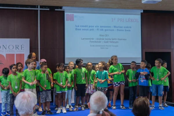 Groupe d’élèves de CE1 réunis sur scène lors de la remise du premier prix Pri Lékol du Pri Honoré pou lékol 2026