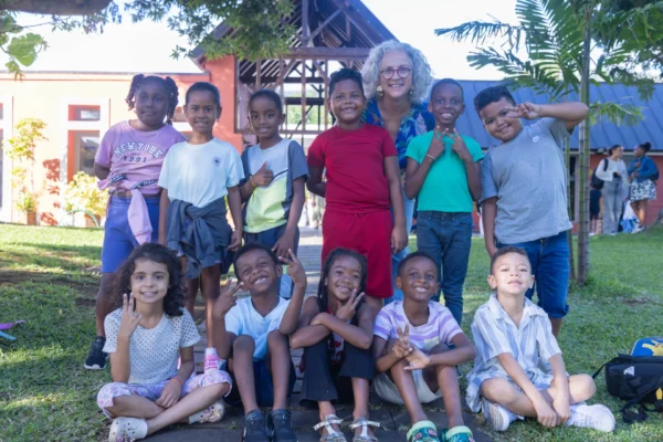 Groupe d’enfants accompagnés d’une adulte lors d’une activité en extérieur dans le cadre du Pri Honoré pou lékol 2026