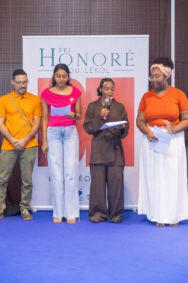 Des participants lisent un texte sur scène lors du Pri Honoré pou lékol 2026.