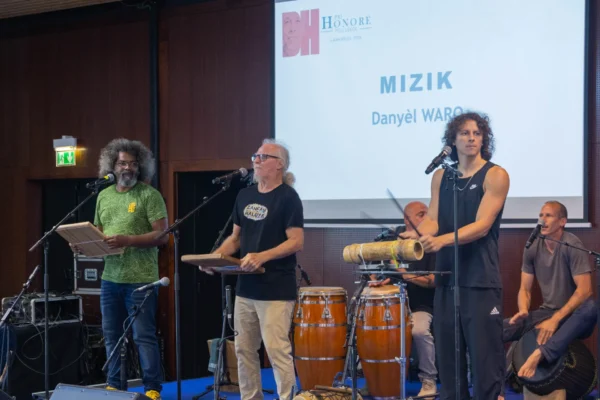 Daniel WARO et ses musiciens se produisant sur scène lors d’une prestation musicale du Pri Honoré pou lékol 2026