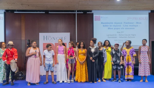 Des élèves se tiennent sur scène lors de la remise du deuxième prix Pri Kolèj du Pri Honoré pou lékol 2026.
