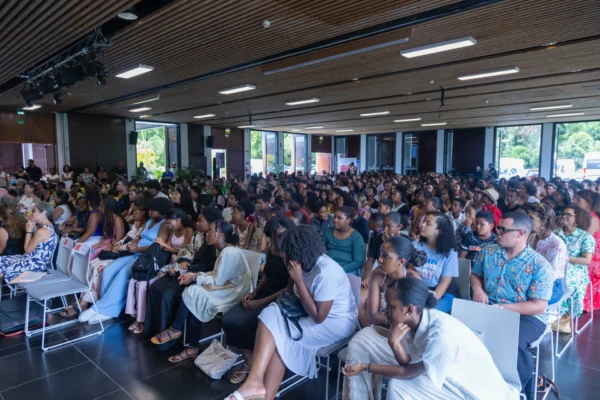 Vue d’ensemble du public réuni dans une salle lors du Pri Honoré pou lékol 2026.